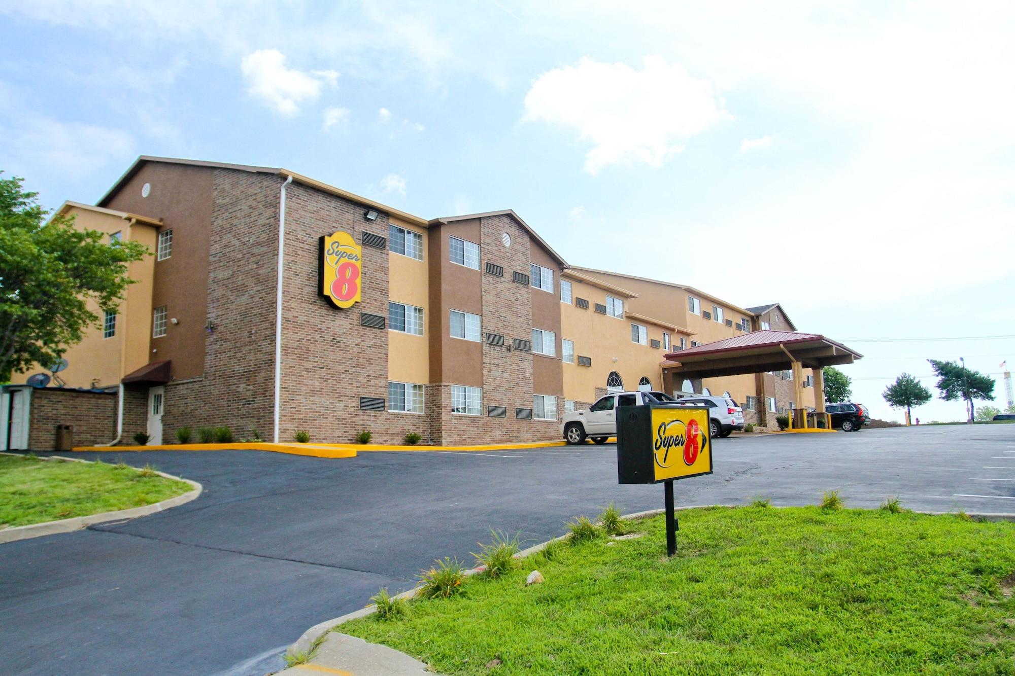 Super 8 By Wyndham Kansas City Exterior photo