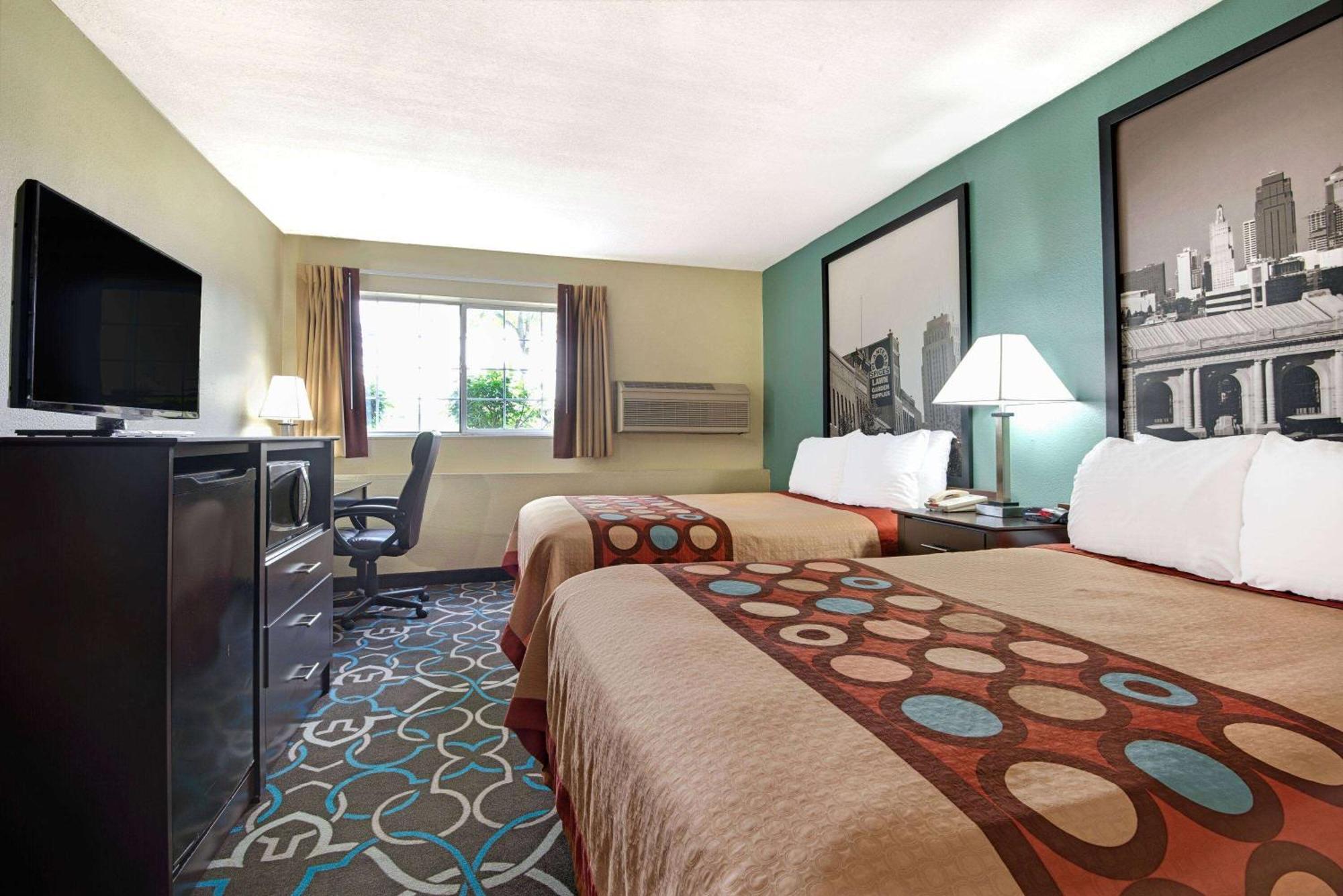 Super 8 By Wyndham Kansas City Exterior photo