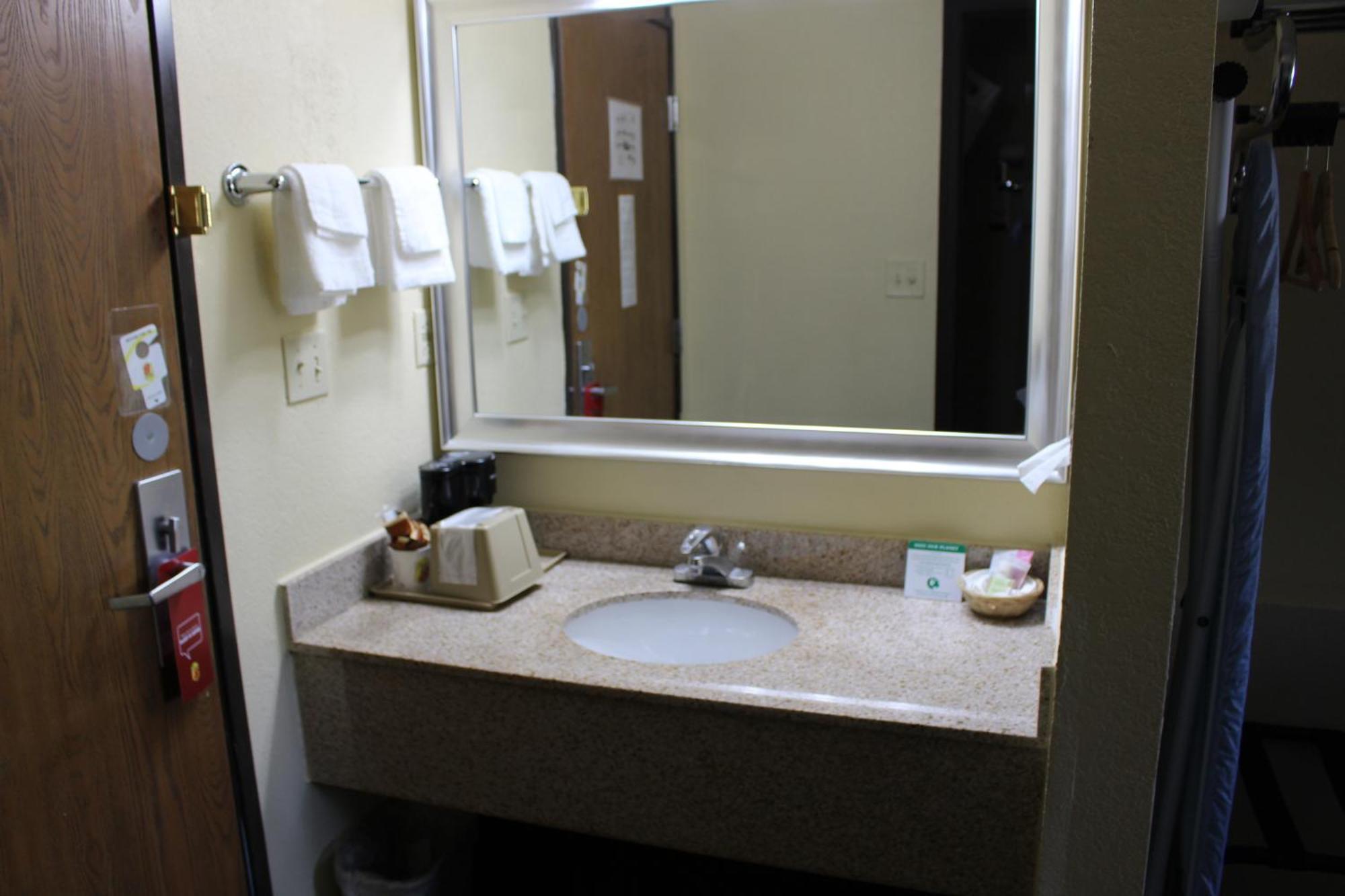 Super 8 By Wyndham Kansas City Room photo