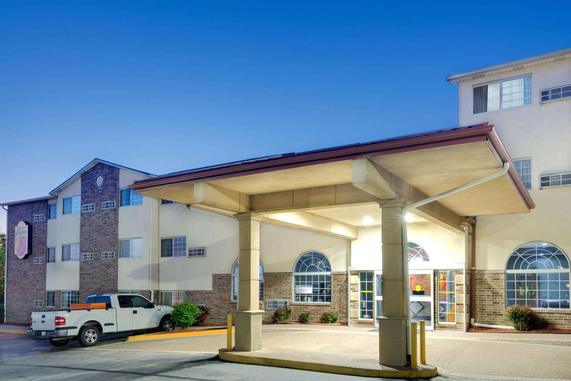 Super 8 By Wyndham Kansas City Exterior photo