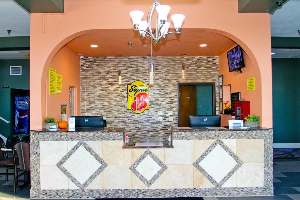 Super 8 By Wyndham Kansas City Exterior photo